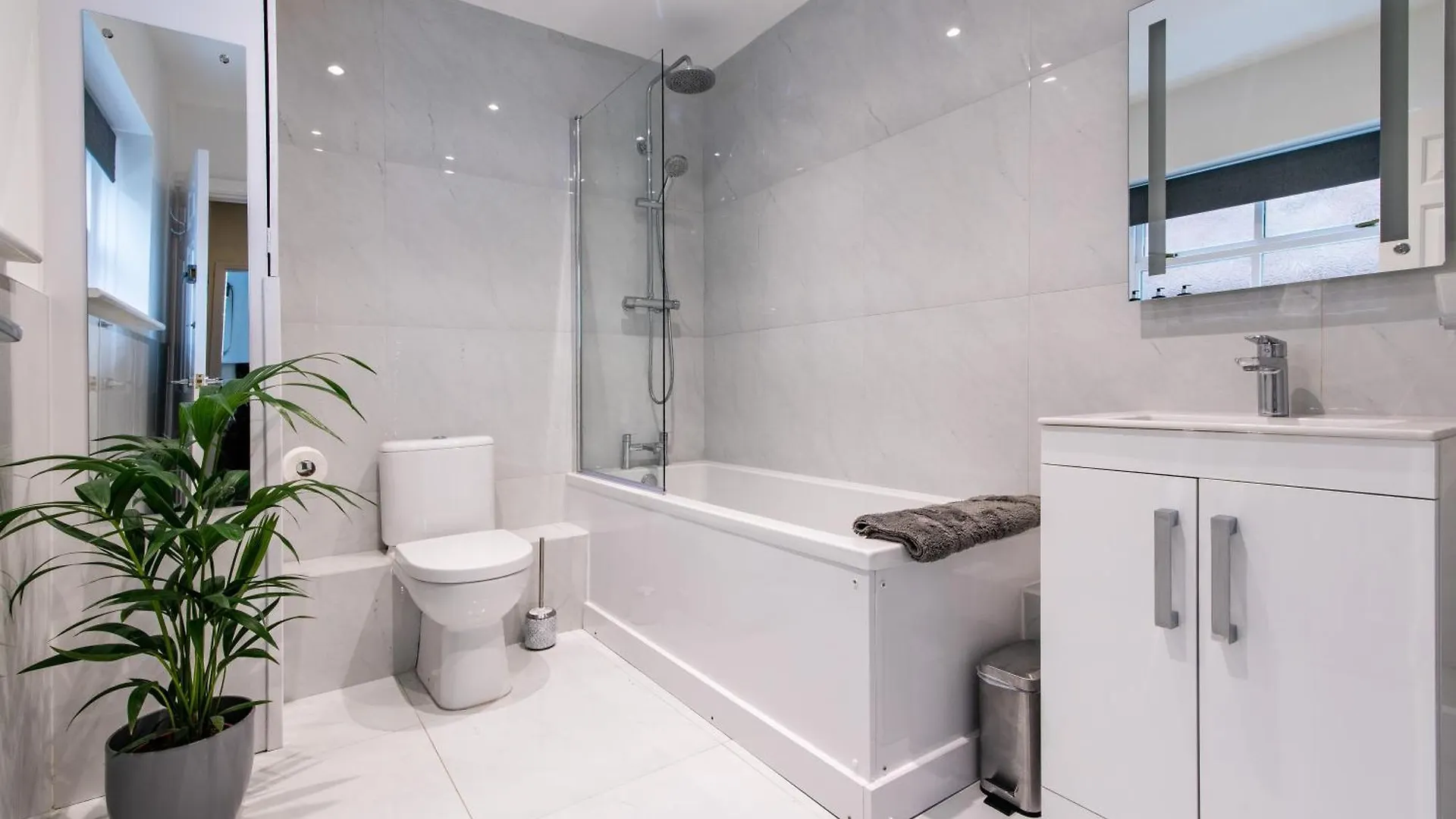 Chester Racecourse Views, Townhouse With Parking